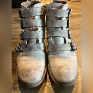 Roan zip white boots. Lightly worn.